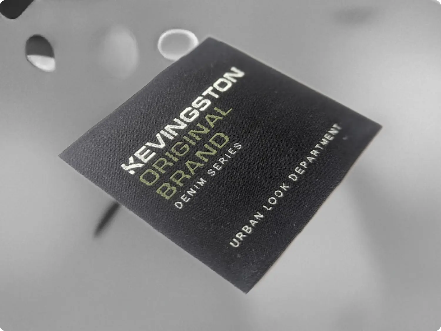 Etiqueta Bordada en Alta Definición. de la Marca Kevingston.