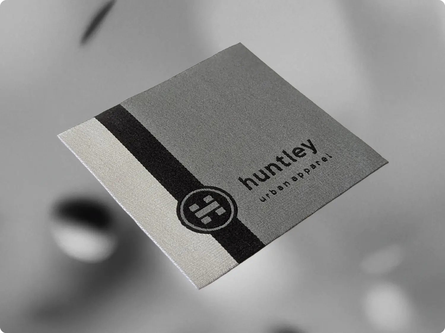 Etiqueta Bordada en Alta Definición. de la Marca Huntley.